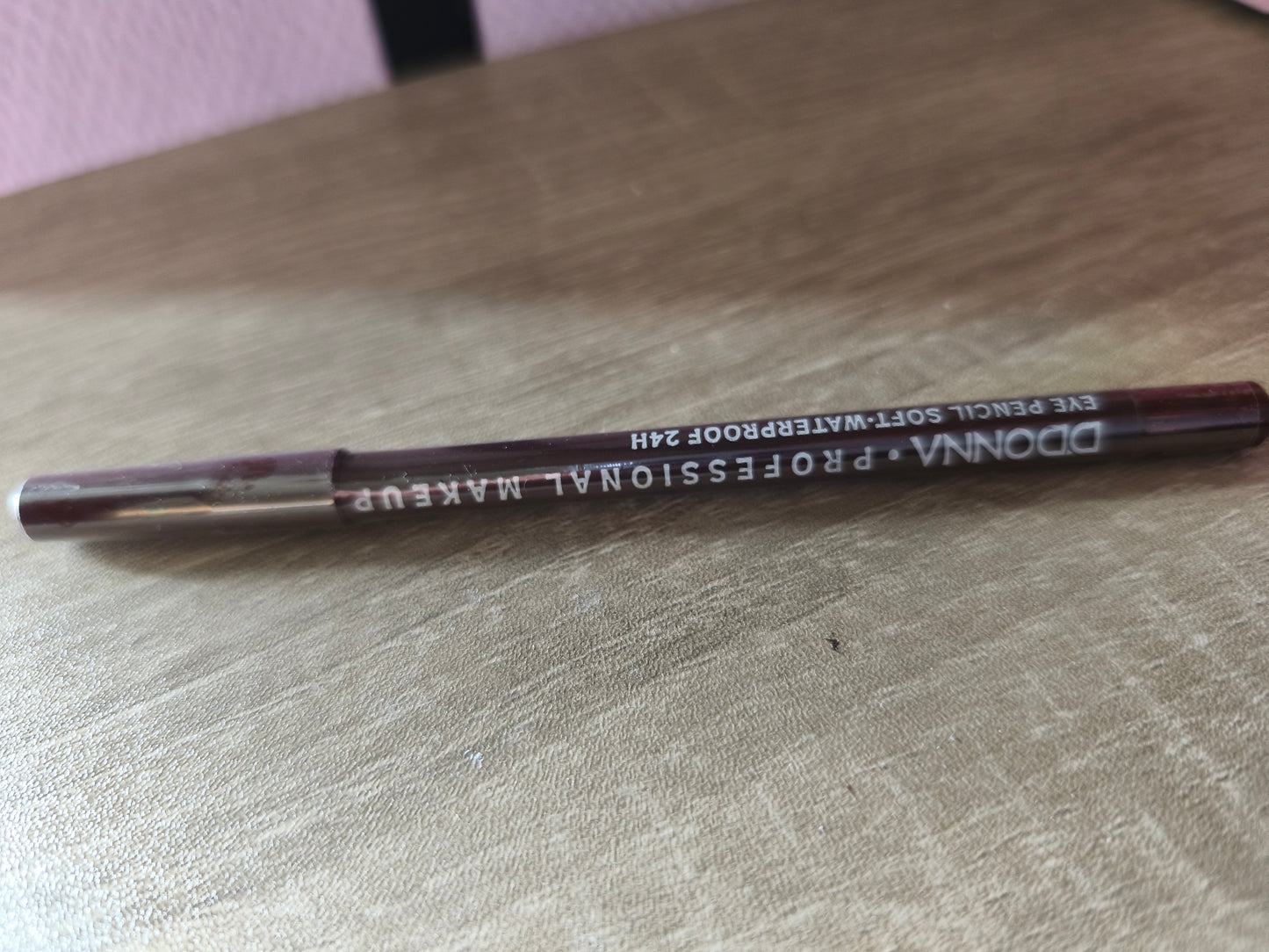 Crayon pour les yeux marron clair